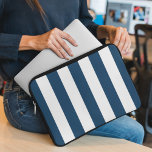 Marineblauwe strepen, witte strepen, gestreept pat laptop sleeve<br><div class="desc">Elegante,  stijlvolle en geavanceerde strepen in blauw en wit marinesultaat. Moderne en trendy cadeau,  perfect voor de stripesliefhebber in je leven.</div>