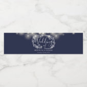 Marineblauwe String Lights Bloemenbruiloft Waterfles Etiket (Enkel label)