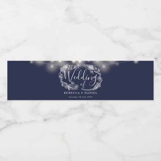 Marineblauwe String Lights Bloemenbruiloft Waterfles Etiket (Enkel label)