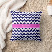 Marineblauwe Witte Chevron Heet Roze Naam Monogram Kussen (Deken)