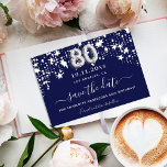 marineblauwe witte sterren voor de tachtigste verj save the date<br><div class="desc">Een trendy sparen de Datum voor een 80ste verjaardagsfeestje. Een blauwe achtergrond voor de marine. Verkleurd met witte sterren. De tekst: Sparen de Datum wordt geschreven met een groot trendy hand lettered stijlmanuscript. Nummer 80 is geschreven met een ballonstijllettertype.</div>