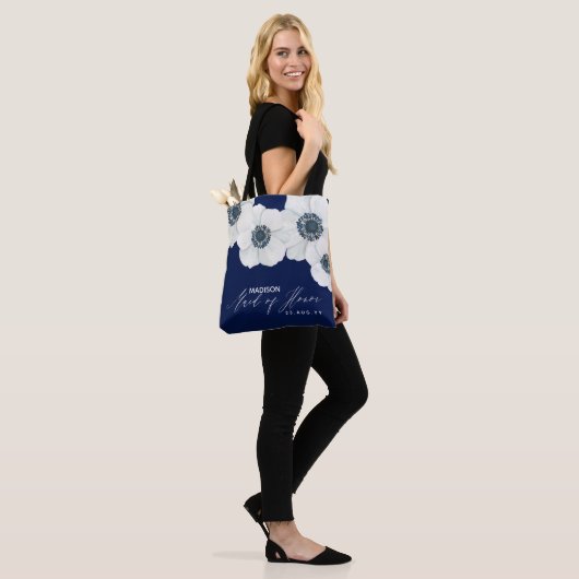 Marineblauwe & Witte Windflower Bruidsmeisje Tote Bag (Op model)