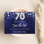 Marineblauwe zilveren sterren 70e verjaardag save the date<br><div class="desc">Een moderne en elegante Save the Date voor een 70e verjaardagsdeel. Een marineblauwe achtergrond versierd met faux zilveren sterren. Een datum en naam personaliseren en toevoegen. De kleur van het blauw is ongelijk. De tekst: Save the Date is geschreven met een groot trendy handgeschreven stijlscript.</div>