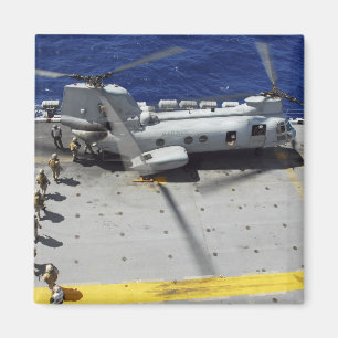 Marines aan boord van een CH-46E Zee Knight-heliko Magneet