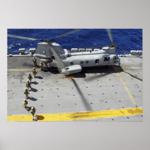 Marines aan boord van een CH-46E Zee Knight-heliko Poster