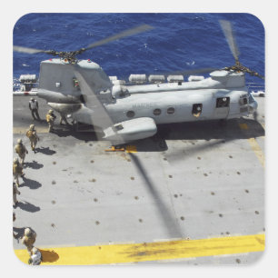 Marines aan boord van een CH-46E Zee Knight-heliko Vierkante Sticker