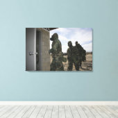 Marines en Sailors in de gaskamer Canvas Afdruk (Insitu (Houten vloer))