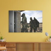 Marines en Sailors in de gaskamer Canvas Afdruk (Insitu (Woonkamer))