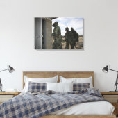 Marines en Sailors in de gaskamer Canvas Afdruk (Insitu (Slaapkamer))