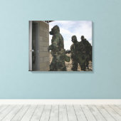 Marines en Sailors in de gaskamer Canvas Afdruk (Insitu (Houten vloer))