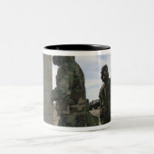 Marines en Sailors in de gaskamer Tweekleurige Koffiemok (Center)