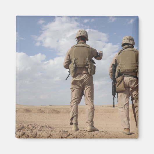 Marines scannen de tijdshorizon voor de activiteit magneet (Voorkant)