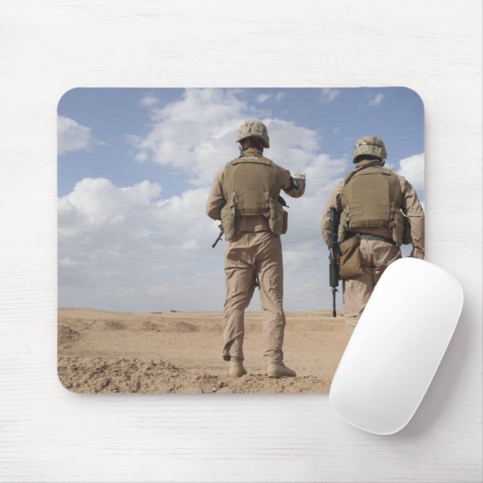 Marines scannen de tijdshorizon voor de activiteit muismat (Met muis)