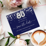 marinesblauwe sterren van het 80e verjaardagsfeest aankondigingskaart<br><div class="desc">Een trendy sparen de Datum voor een 80ste verjaardagsfeestje. Een blauwe achtergrond voor de marine. Verkleurd met witte sterren. De tekst: Sparen de Datum wordt geschreven met een groot trendy hand lettered stijlmanuscript. Nummer 80 is geschreven met een ballonstijllettertype.</div>