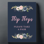 marinesluiting voor de roze teenslippers bruiloft fotoplaat<br><div class="desc">een mooi ontwerp met waterverf bloemen</div>