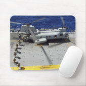 Mariniers aan boord van een CH-46E Zee Knight-heli Muismat (Met muis)