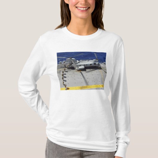 Mariniers aan boord van een CH-46E Zee Knight-heli T-shirt (Voorkant)