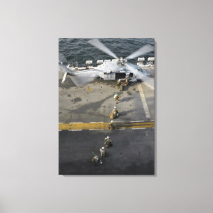 Mariniers bereiden zich voor op een MH-60S Canvas Afdruk