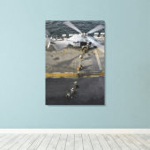 Mariniers bereiden zich voor op een MH-60S Canvas Afdruk (Insitu (Houten vloer))