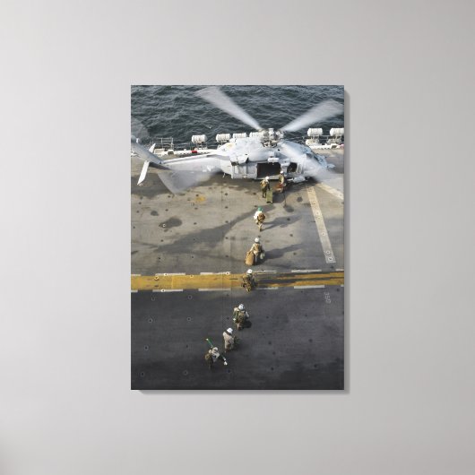 Mariniers bereiden zich voor op een MH-60S Canvas Afdruk (Voorkant)