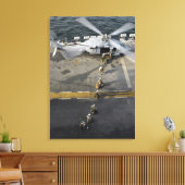 Mariniers bereiden zich voor op een MH-60S Canvas Afdruk (Insitu (Woonkamer))