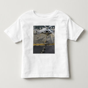 Mariniers bereiden zich voor op een MH-60S Kinder Shirts