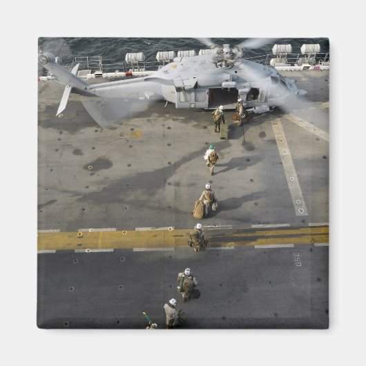 Mariniers bereiden zich voor op een MH-60S Magneet (Voorkant)