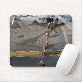 Mariniers bereiden zich voor op een MH-60S Muismat (Met muis)