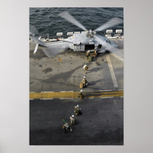 Mariniers bereiden zich voor op een MH-60S Poster