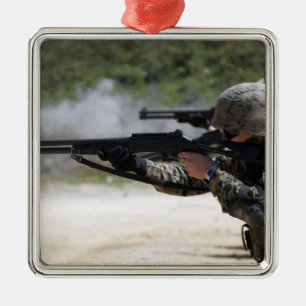 Mariniers die geweren schieten metalen ornament
