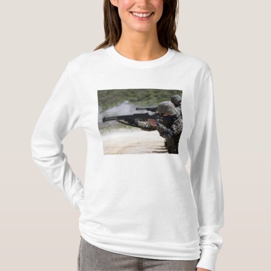 Mariniers die geweren schieten t-shirt (Voorkant)