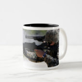 Mariniers die geweren schieten tweekleurige koffiemok (Voorkant rechts)