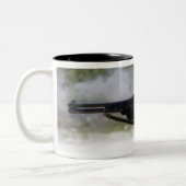 Mariniers die geweren schieten tweekleurige koffiemok (Links)