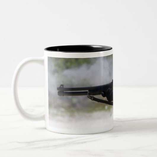 Mariniers die geweren schieten tweekleurige koffiemok (Links)