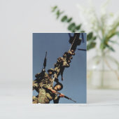 Mariniers op een SPIE RIG. een touwapparaat dat Briefkaart (Staand voorkant)