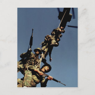 Mariniers op een SPIE RIG. een touwinrichting die Briefkaart