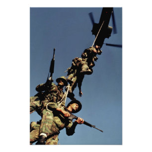 Mariniers op een SPIE RIG. een touwinrichting die Foto Afdruk