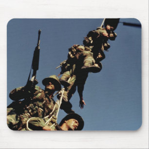 Mariniers op een SPIE RIG. een touwinrichting die Muismat