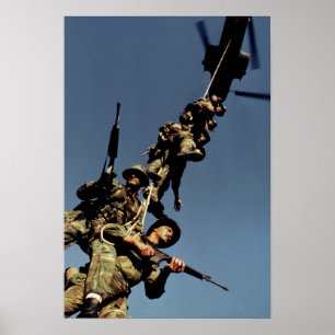 Mariniers op een SPIE RIG. een touwinrichting die Poster