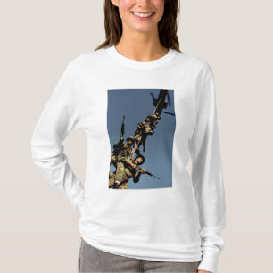 Mariniers op een SPIE RIG. een touwinrichting die T-shirt