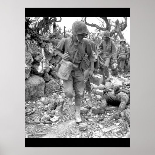 Mariniers passeren een klein dorpje _War Afbeeldin Poster (Voorkant)