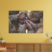 Mariniers vouwen een Amerikaanse vlag Canvas Afdruk (Insitu (Woonkamer))