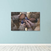 Mariniers vouwen een Amerikaanse vlag Canvas Afdruk (Insitu (Houten vloer))