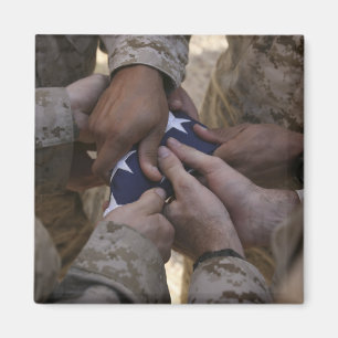 Mariniers vouwen een Amerikaanse vlag Magneet