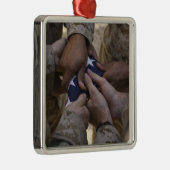 Mariniers vouwen een Amerikaanse vlag Metalen Ornament (Rechts)