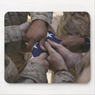 Mariniers vouwen een Amerikaanse vlag Muismat