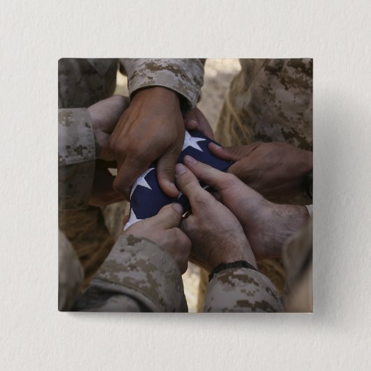 Mariniers vouwen een Amerikaanse vlag Vierkante Button 5,1 Cm (Voorkant)