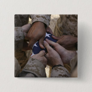 Mariniers vouwen een Amerikaanse vlag Vierkante Button 5,1 Cm