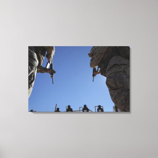 Mariniers wisselen tijdschriften om te vuren canvas afdruk (Voorkant)