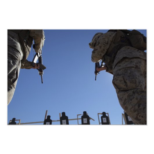 Mariniers wisselen tijdschriften om te vuren foto afdruk (Voorkant)
